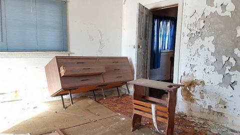 Cute crumbling house - 20170218_143003.jpg