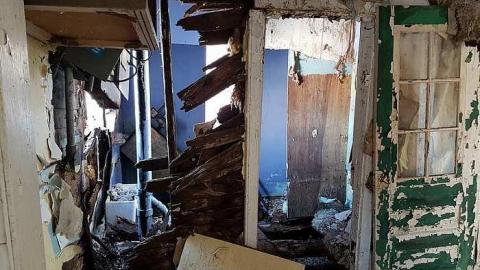 Cute crumbling house - 20170218_141941.jpg