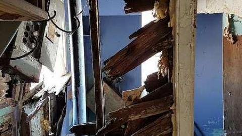 Cute crumbling house - 20170218_142734.jpg