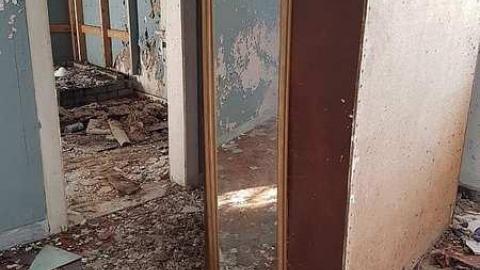 Cute crumbling house - 20170218_143015.jpg