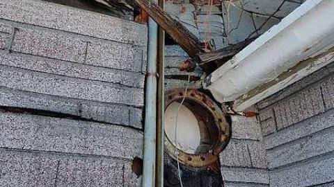 Cute crumbling house - 20170218_142546.jpg