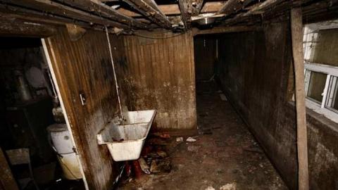 Old photos from my visit - 46-Meadowcliffe-Drive21.jpg