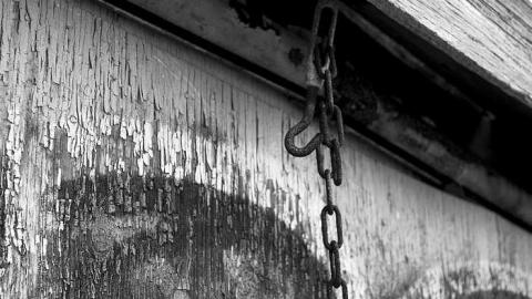 Sell 'em Fast - a-chain.jpg