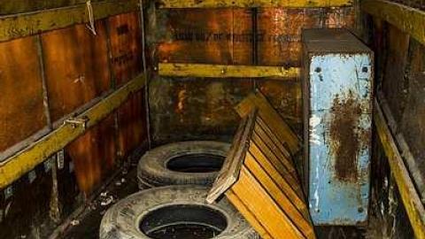 Sell 'em Fast - f-trailer.jpg