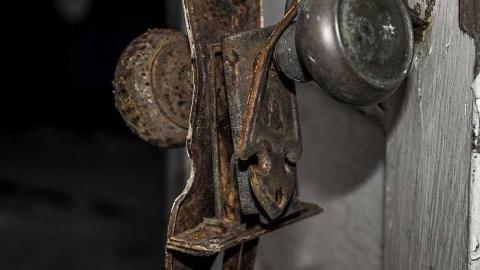 Sell 'em Fast - f-knob.jpg