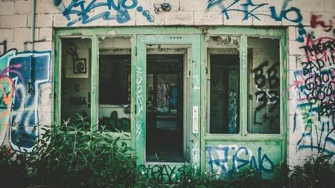 2017-05-30 - Garage-Across-from-Camp-30119.jpg