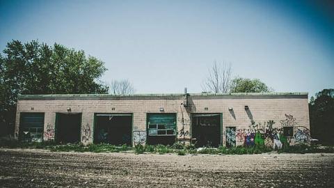 2017-05-30 - Garage-Across-from-Camp-30115.jpg