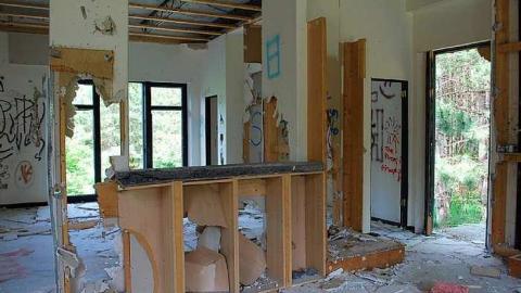 Such a Mess - Pefferlaw-Shining-House180.jpg