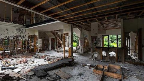 awful vandalism - Pefferlaw-Shining-House105.jpg