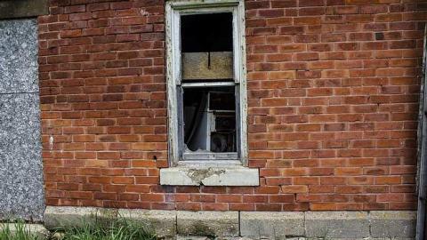 Super Burger - q-bricknwindow.jpg