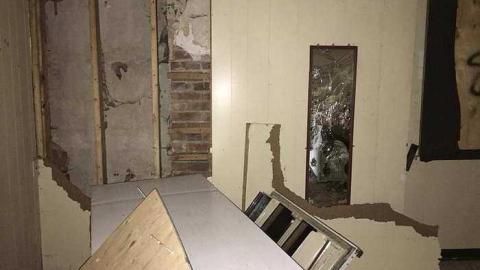 Bookworm House  - Hello...-Its-Me.21.jpg