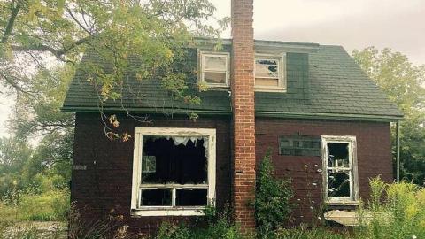 Run Down Industrial House photo 2