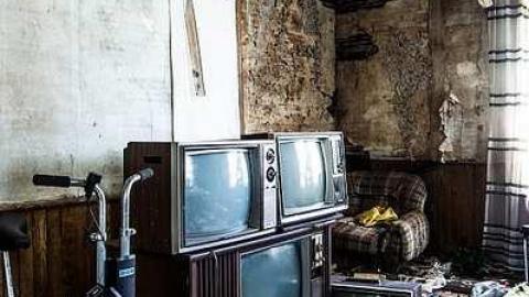 Tv's and records  - House-From-the-Past5.jpg