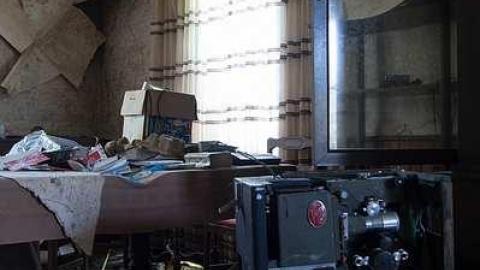 Tv's and records  - House-From-the-Past6.jpg