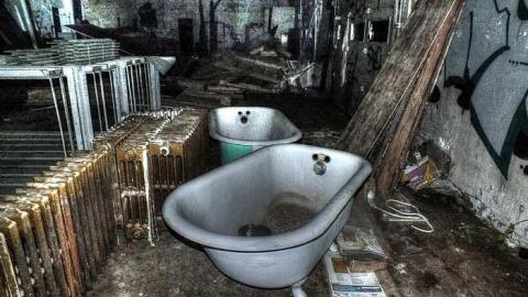 2016 Visit - Revoluchien-Garage2.jpg