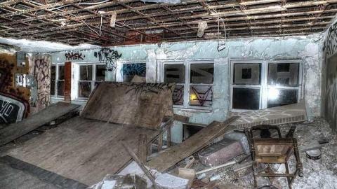 2016 Visit - Revoluchien-Garage11.jpg