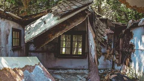 Caving In - Tiny-House3.jpg