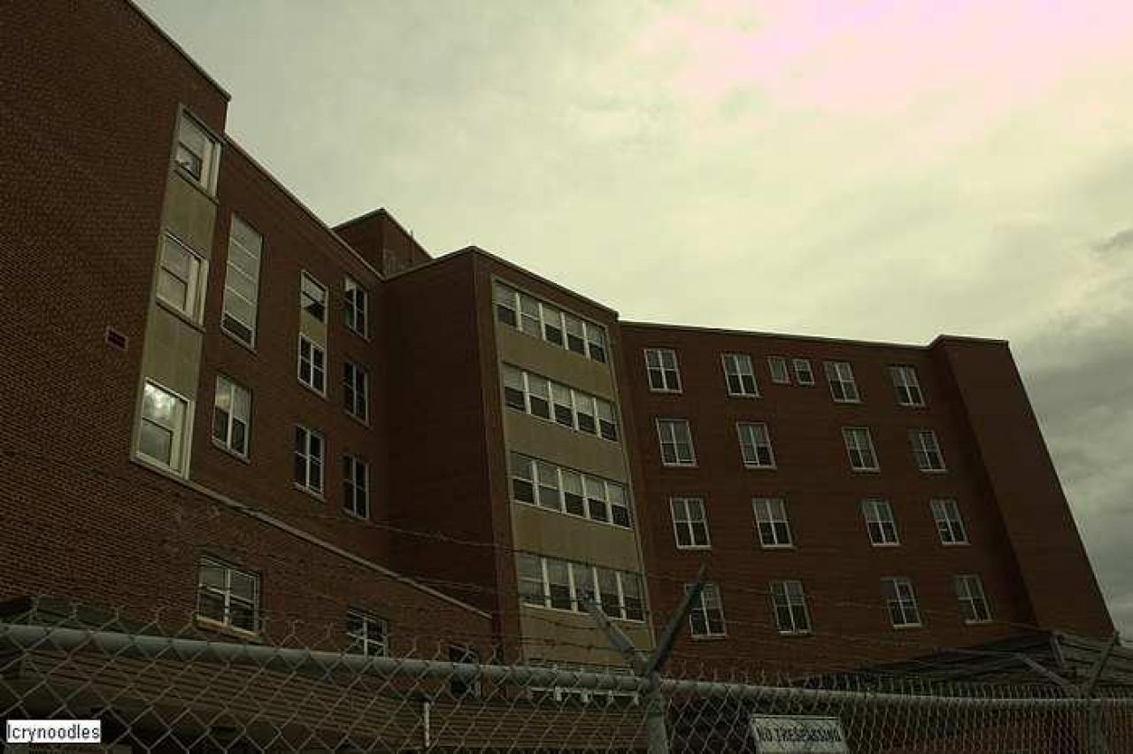 BARBED FENCE - Exterior only  - St.-Josephs-Hospital-Sudbury59.jpg