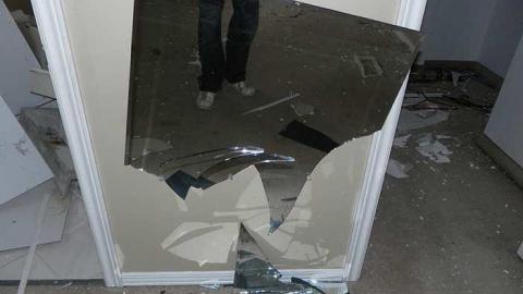 Slight vandalism - SAM_2696.jpg