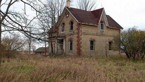 Neglected Farmhouse - 007.jpg