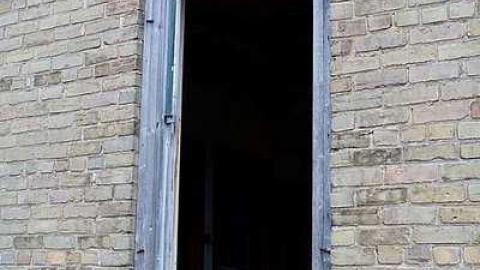 Neglected Farmhouse - 011.jpg