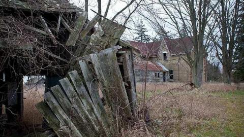 Neglected Farmhouse - 013.jpg