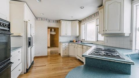 Before the flooding - The-Brady-Bunch-House47.jpg