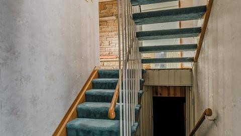 Before the flooding - The-Brady-Bunch-House54.jpg