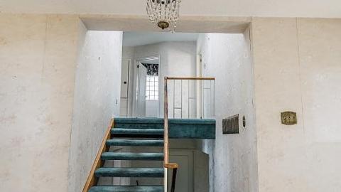 Before the flooding - The-Brady-Bunch-House41.jpg