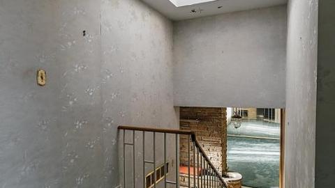 Before the flooding - The-Brady-Bunch-House55.jpg