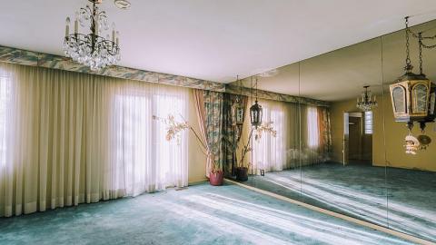 Before the flooding - The-Brady-Bunch-House42.jpg