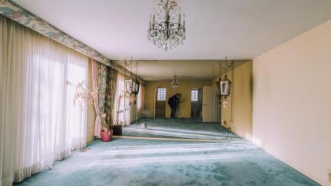 Before the flooding - The-Brady-Bunch-House56.jpg