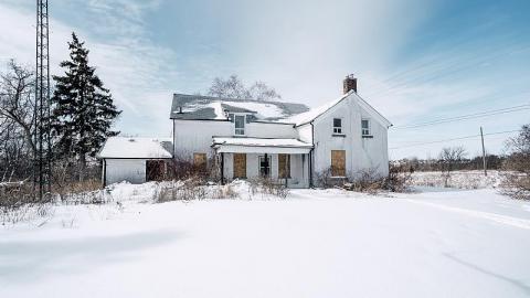 Vacant in the Snow photo 2