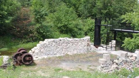 Walters Falls 2 - By-the-Falls3.jpg