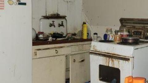 Hoarders house - Hoarder-house12.jpg