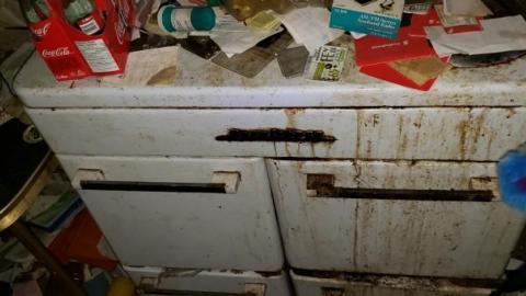 Hoarders house - Hoarder-house7.jpg