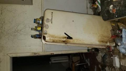 Hoarders house - Hoarder-house9.jpg