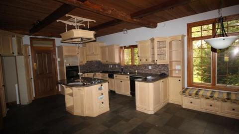 90s Mansion - London-Ontario-Party-Mansion10.jpg