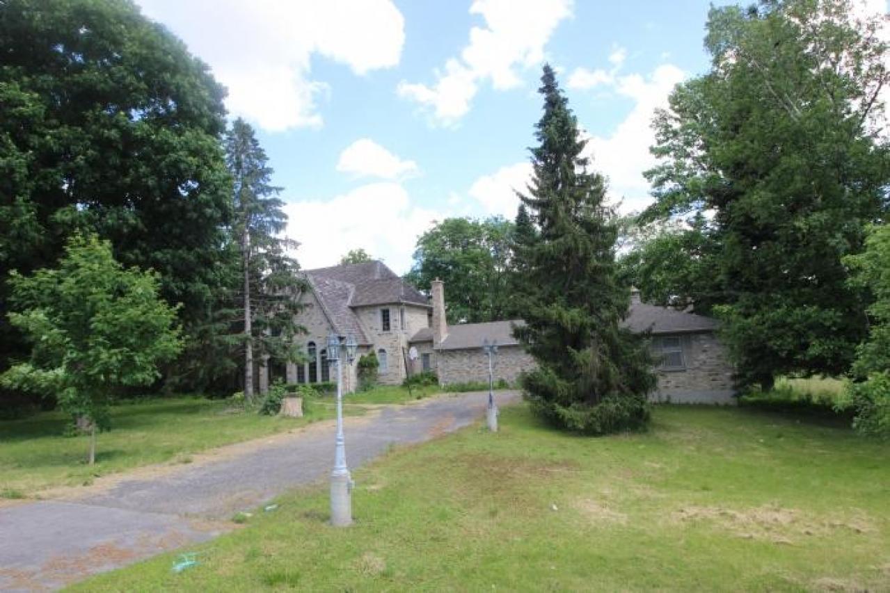 90s Mansion - London-Ontario-Party-Mansion4.jpg