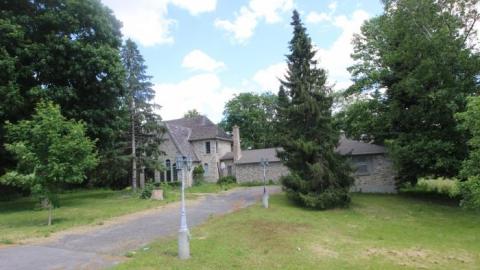 90s Mansion - London-Ontario-Party-Mansion4.jpg