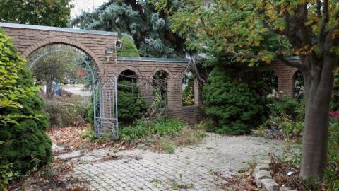 Oct '18 - Italian-70s-Mansion3.jpg