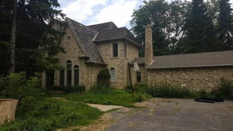 August 2019 - London-Ontario-Party-Mansion29.jpg