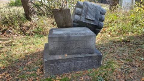 October 2019 - Smellies-Pioneer-Cemetery13.jpg