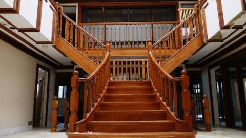 Titanic Stairs Mansion '19 - DSC05623.jpg