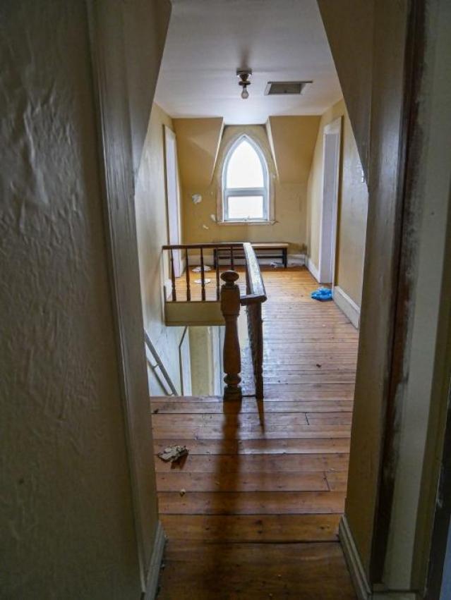 Moldy Yellow Farmhouse photo 2