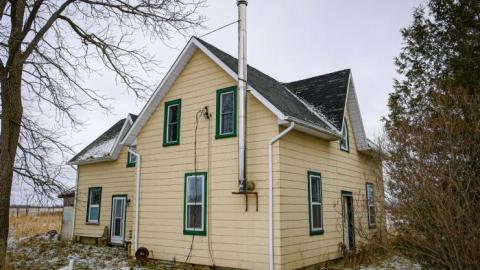 Yellow farmhouse with mold  - 7EFF3F012CBA4E54A52687B1E6.jpg