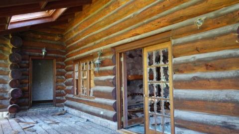 Abused Log Mansion '19 RIP - The-Log-Mansion48.jpg