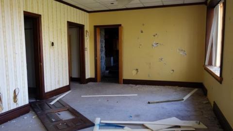 Abused Log Mansion '19 RIP - The-Log-Mansion82.jpg