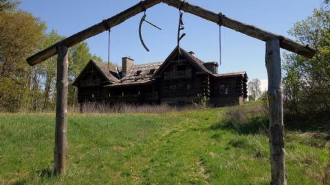 Abused Log Mansion '19 RIP - The-Log-Mansion84.jpg