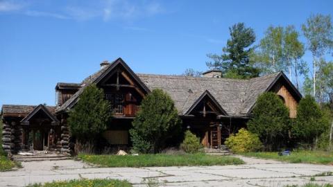 Abused Log Mansion '19 RIP - The-Log-Mansion75.jpg